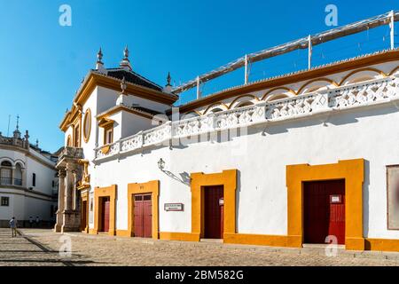 Berühmte, historische Stierkampfarena namens Plaza de Toros im Stadtzentrum von Sevilla, Andalusien, Spanien Stockfoto