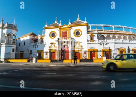 Berühmte, historische Stierkampfarena namens Plaza de Toros im Stadtzentrum von Sevilla, Andalusien, Spanien Stockfoto