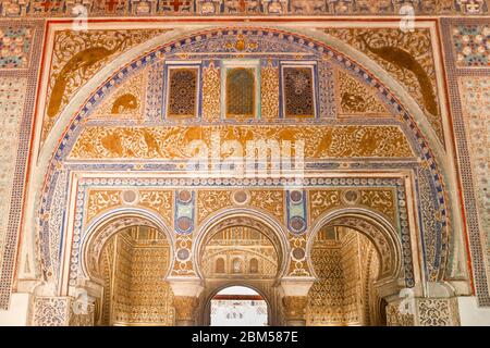 Maurische Architektur der schönen Burg namens Real Alcazar in Sevilla, Andalusien, Spanien Stockfoto