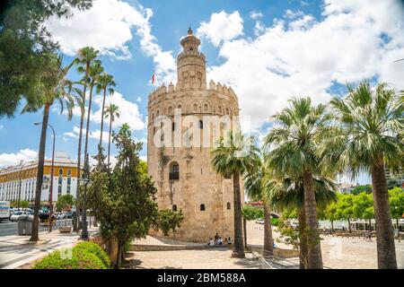 Der Torre del Oro, was übersetzt "Turm des Goldes" - historisches Wahrzeichen aus dem XIII Jahrhundert in Sevilla, Andalusien, Spanien Stockfoto