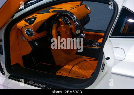 Modifiziertes weißes Mercedes Benz by FAB DESIGN mit schönem braunen Interieur, Autoshow mit seltenen Autos, die gezeigt werden, AMG Dubai Motor Show Stockfoto
