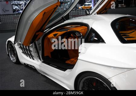 Modifiziertes weißes Mercedes Benz by FAB DESIGN mit schönem braunen Interieur, Autoshow mit seltenen Autos, die gezeigt werden, AMG Dubai Motor Show Stockfoto