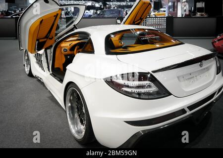 Modifiziertes weißes Mercedes Benz by FAB DESIGN mit schönem braunen Interieur, Autoshow mit seltenen Autos, die gezeigt werden, AMG Dubai Motor Show Stockfoto