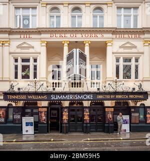 Das Duke of York's Theatre in der St. Martin's Lane im Herzen des Londoner West End zeigt das Stück Summer and Smoke von Tennessee Williams. Stockfoto