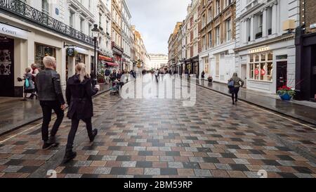 King Street Shopper und Touristen in Covent Garden, London. Das ehemalige Marktgebiet ist heute ein modischer Einkaufs- und Touristenort. Stockfoto