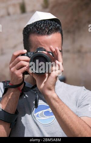 Jerusalem, Israel - 14. März 2006: Mann mit Kamera, fotografiert nahe der Klagemauer. Ein Mann auf dem Kopf trägt eine Kippah. Klagemauer oder Kotel Stockfoto