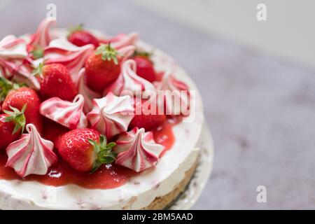Nahaufnahme des Erdbeerkäsekuchen mit Kopierfläche Stockfoto