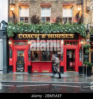 The Coach and Horses, ein traditionelles Pub in den Hinterstraßen von Covent Garden, London, England. Stockfoto