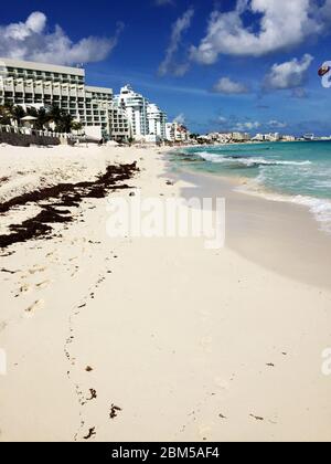 Blick auf den Strand in Cancun, einer mexikanischen Stadt auf der Halbinsel Yucatan an der Karibik Stockfoto