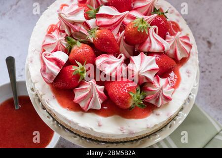 Nahaufnahme von Erdbeerkäsekuchen Stockfoto
