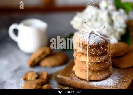 Hausgemachte Haferflocken auf einem Holzbrett auf altem Tischhintergrund. Gesundes Essen Snack Konzept Stockfoto