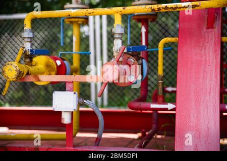 Steuerstation mit Sicherheitsventilen, Regulation und Druckregelventilen. Gasventil an der Tankstelle in Farbe. Stockfoto