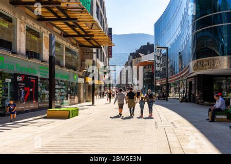 Andorra la Vella Hauptstraße mit Geschäften, Andorra Stockfoto