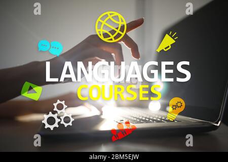 Sprachkurse, Online-Lernen, Englischunterricht, E-Learning-Konzept auf virtuellem Bildschirm Stockfoto