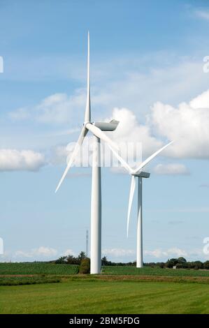 Zwei Windkraftanlagen in Esbjerg Dänemark Stockfoto