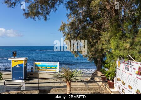 Geldautomat und Restaurant-Menü auf einem Weg zum Strand Playa Fanabe während der Covid 19 Notstand in Costa Adeje, Teneriffa, Kanarische Inseln Stockfoto