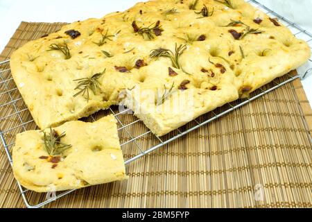 Rosmarin und Meersalz Focaccia Brot, mit sonnengetrockneten Tomaten und Oliven Stockfoto