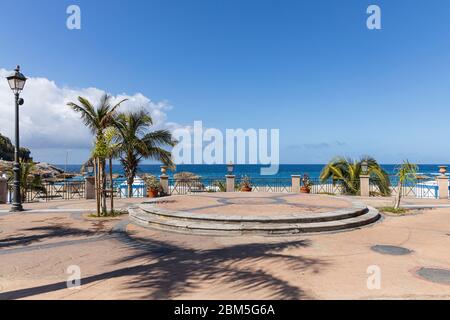 Menschenleere Promenade am Strand Playa del Duque während des Notstands von Covid 19 in Costa Adeje, Teneriffa, Kanarische Inseln, Spanien Stockfoto