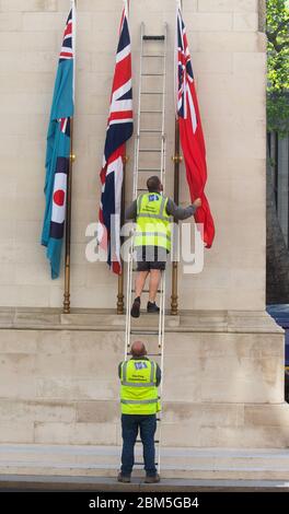 London, Großbritannien. Mai 2020. Arbeiter wechseln die Flaggen auf dem Cenotaph in Whitehall zur Vorbereitung auf den 75. Jahrestag des VE-Tages. Der Sieg am Euope Day wird am 8. Mai gefeiert. Quelle: Mark Thomas/Alamy Live News Stockfoto