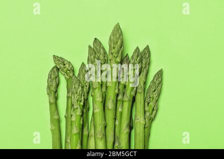 Bund frischer Spargel auf grünem Hintergrund. Stockfoto