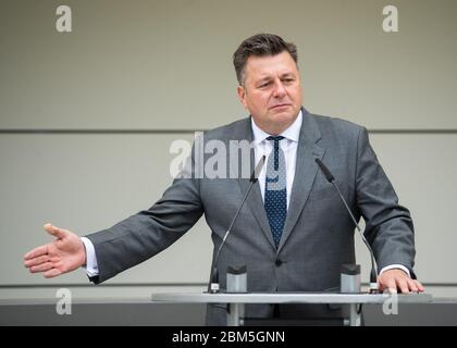 Berlin, Deutschland. Mai 2020. Andreas Geisel (SPD), Senator des Innern Berlins, spricht bei der Inbetriebnahme des modularen Raumschießrandes der Berliner Polizei. Kredit: Christophe Gateau/dpa/Alamy Live News Stockfoto