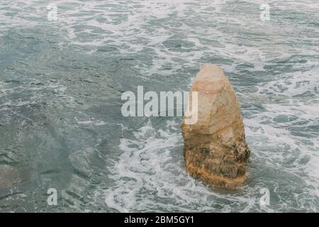 Weißer Schaum in der Nähe von nassen Stein im Wasser des mittelmeers in zypern Stockfoto