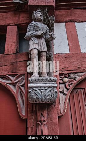 Statue des St. Michel als Bogenschütze im alten Haus Ti Koz in der Altstadt von Rennes. Stockfoto