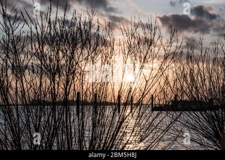 Wunderschöner Sonnenuntergang über einem Fluss Stockfoto