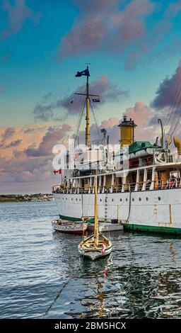 Zwei Boote an Frigate gebunden Stockfoto