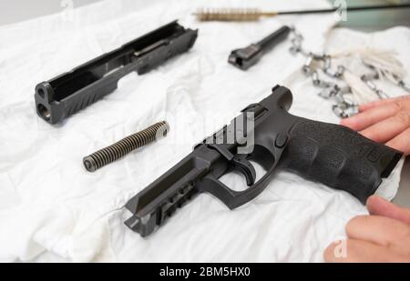 Berlin, Deutschland. Mai 2020. Eine Polizistin reinigt eine Heckler- und Koch SFP9-Pistole im neuen Raum-Schießstand der Berliner Polizei. Kredit: Christophe Gateau/dpa/Alamy Live News Stockfoto