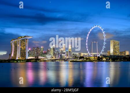 Singapur 31. Dezember 2019 : Blick auf die Skyline der Innenstadt, mit den Gärten an der Bucht, dem Marina Bay Sands Hotel und dem Singapore Flyer Stockfoto