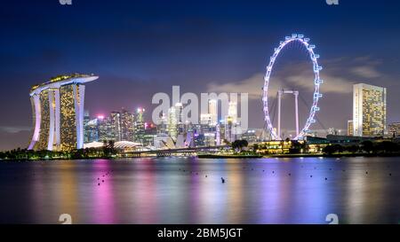 Singapur 31. Dezember 2019 : Blick auf die Skyline der Innenstadt, mit den Gärten an der Bucht, dem Marina Bay Sands Hotel und dem Singapore Flyer Stockfoto