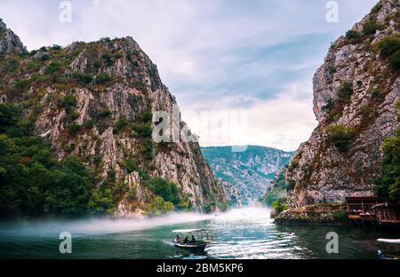 Matka, Nordmakedonien - 26. August 2018: Canyon Matka bei Skopje, mit Kajakfahrern und magischer nebliger Landschaft mit ruhigem Wasser Stockfoto