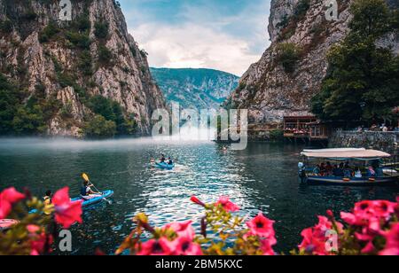 Matka, Nordmakedonien - 26. August 2018: Canyon Matka bei Skopje, mit Kajakfahrern und magischer nebliger Landschaft mit ruhigem Wasser Stockfoto