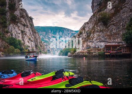 Matka, Nordmakedonien - 26. August 2018: Canyon Matka bei Skopje, mit Kajakfahrern und magischer nebliger Landschaft mit ruhigem Wasser Stockfoto