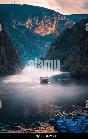 Matka, Nordmakedonien - 26. August 2018: Wunderschöner Matka Canyon in der Nähe von Skopje mit Kajakfahrten und einer atemberaubenden Aussicht auf die neblige Landschaft Stockfoto