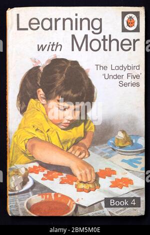 1971 Ladybird Buch 'Learning with Mother' 'Book 4' kleines Mädchen, das Kartoffeldrucke macht Britisches Kinderbuchcover London England Großbritannien Stockfoto