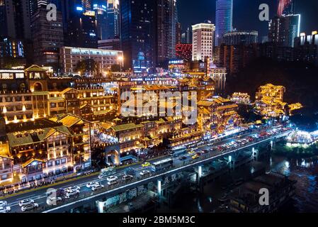 Chongqing, China - Juli 23, 2019: Hongya Höhle, traditionelle gestelzt Gebäude in Chongqing China mit modernen Skyline und Wolkenkratzer im Hintergrund Stockfoto