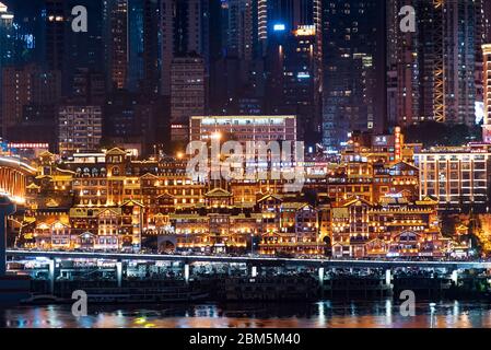 Chongqing, China - Juli 23, 2019: Hongya Höhle, traditionelle gestelzt Gebäude in Chongqing China mit modernen Skyline und Wolkenkratzer im Hintergrund Stockfoto