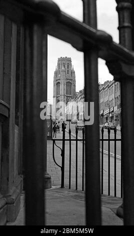 Bristol in the Sixties: Blick auf die Park Street in Richtung Wills Memorial Building der Bristol University, einschließlich Verkehr und geparkten Autos aus dieser Zeit. Im Vordergrund die Geländer um den Eingang zur Freimaurerhalle in der 17 Park Street. Das Foto wurde im Juni 1968 aufgenommen. Stockfoto