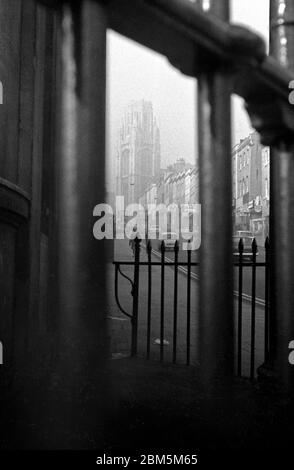 Bristol in den sechziger Jahren: Ein nebliger Tag im November 1968. Blick auf die Park Street in Richtung Wills Memorial Building der Bristol University von den Stufen des Eingangs zur Freimaurer Hall in der 17 Park Street. Der Scen umfasst Bristol Omnibus Doppeldecker und eine alte Telefonbox. Bristol, Park Street, Sixties, Wills Memorial Building, Straßenszene, Periode 60s Bristol Bus, Verkehr, Sozialgeschichte, altes Bristol, 60s, 1968, Nostalgie, Stockfoto