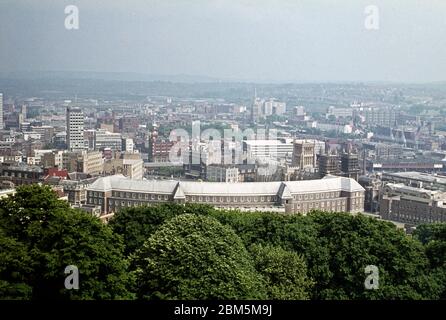 Bristol in den 60er und 70er Jahren: Blick vom Cabot Tower auf Brandon Hill im Juni 1970 auf die Bristol Cathedral und das Council House (heute Rathaus). Im Hintergrund sind die Docks der Stadt, die noch in Gebrauch sind. Stockfoto