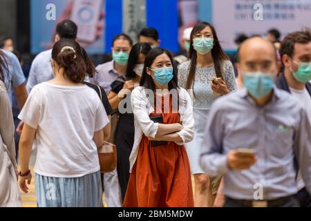 Hongkong, Hongkong. 7. Mai 2020 Hongkongers trägt auf den Straßen chirurgische Masken, inmitten der Coronavirus-Pandemie. Heute ist der letzte Tag, bevor die Regierung von Hongkong einige der öffentlichen Beschränkungen aufhebt. Hongkong hat nun seit 18 Tagen keine lokal übertragenen Infektionen mehr. Kredit: David Ogg/Alamy Live News Stockfoto