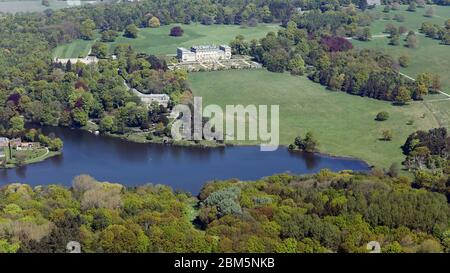 Luftaufnahme von Harewood House und See, aufgenommen von über 1500' Stockfoto