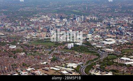 Luftaufnahme der Skyline von Leeds von Süden mit der Autobahn M621, die sich im Vordergrund nach oben schlängelt Stockfoto