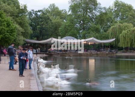 Zelt wie Struktur Dach Modernismus Dell Restaurant, Hyde Park, Serpentine Road, London W2 von Patrick Gwynne Stockfoto