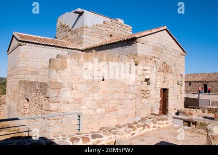 Fassade der Visgotischen Kirche. Santa Maria de Melque, Toledo Provinz, Castilla La Mancha, Spanien. Stockfoto