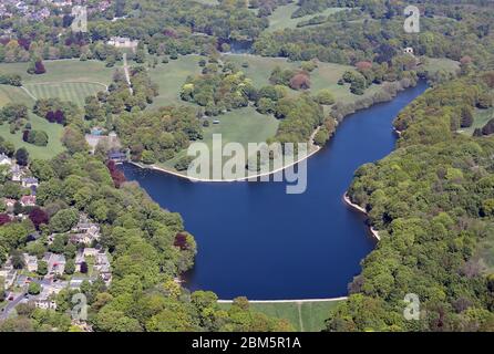 Luftaufnahme des Roundhay Park, Waterloo Lake, der Park Arena & The Mansion, Leeds, Großbritannien Stockfoto