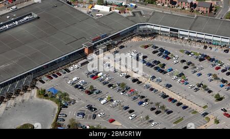 Luftaufnahme der sozialen Distanz in einer Schlange von Käufern im Tesco Extra Supermarkt, Seacroft, Leeds Stockfoto