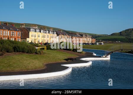 Reihenhaus und Lagune bei Girvan, Ayrshire Stockfoto